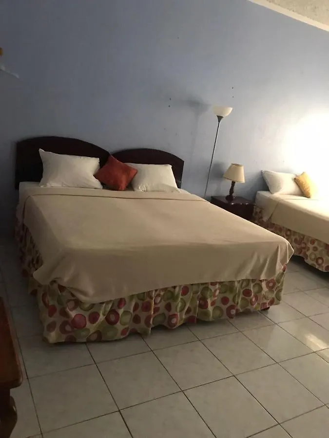 Tropical Court Hotel 몬테고 베이 3*,